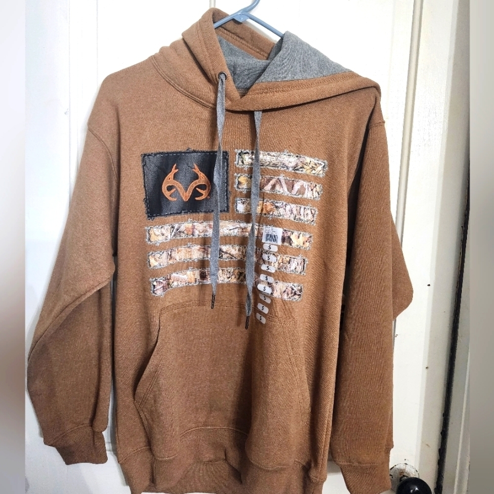 🤴🦌🇺🇸 NWT Realtree torn camo flag sweatshirt in size Small